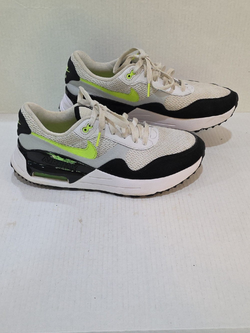 Nike Air Max Men's Retro Runner - White, Black & Volt Green Size 11